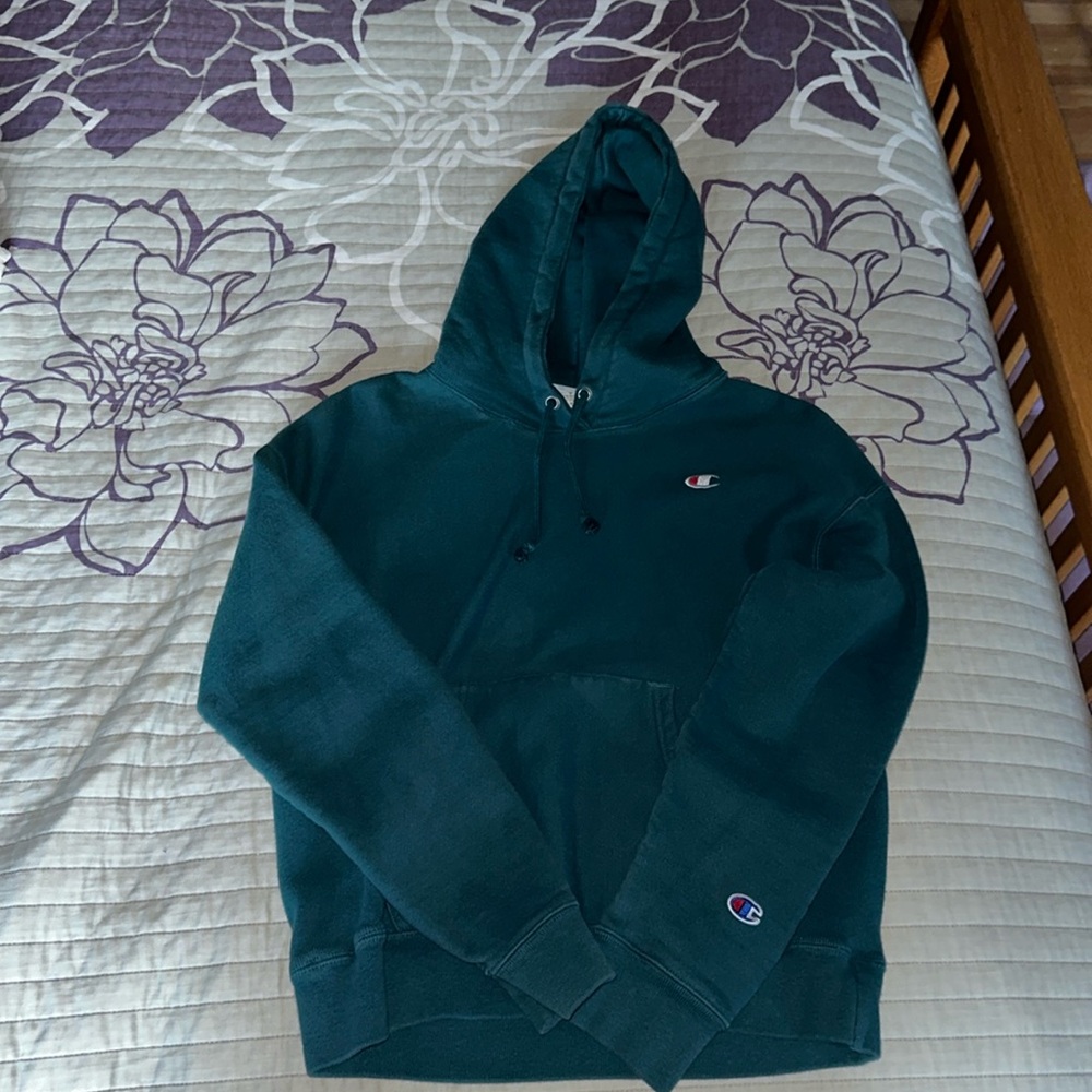 Medium champion, dark green sweatshirt